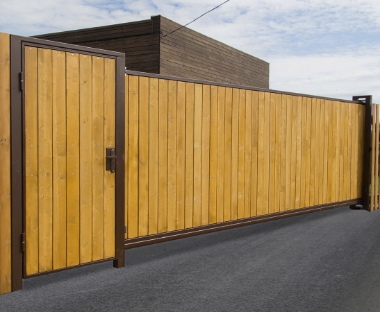 Деревянные ворота в Тихорецке